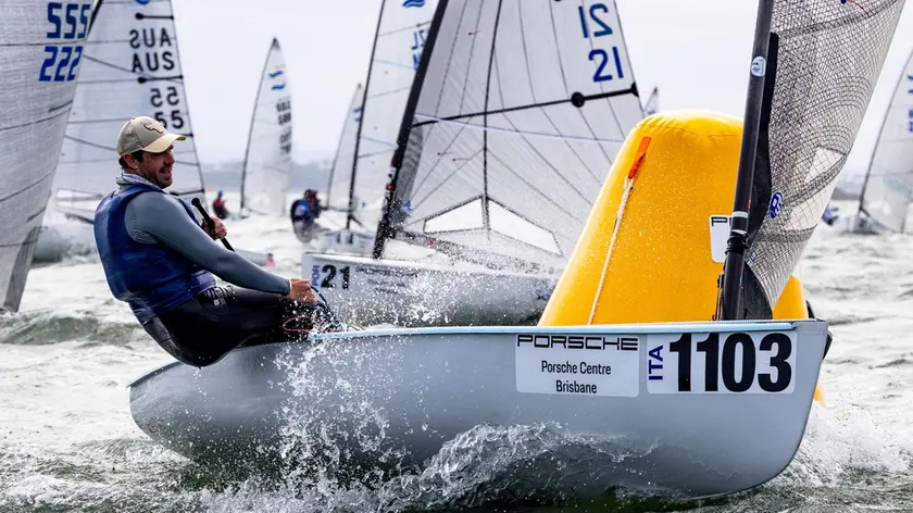 Alessandro Marega a bordo del suo Finn nelle acque australiane di Brisbane (Foto Robertdeaves.uk)