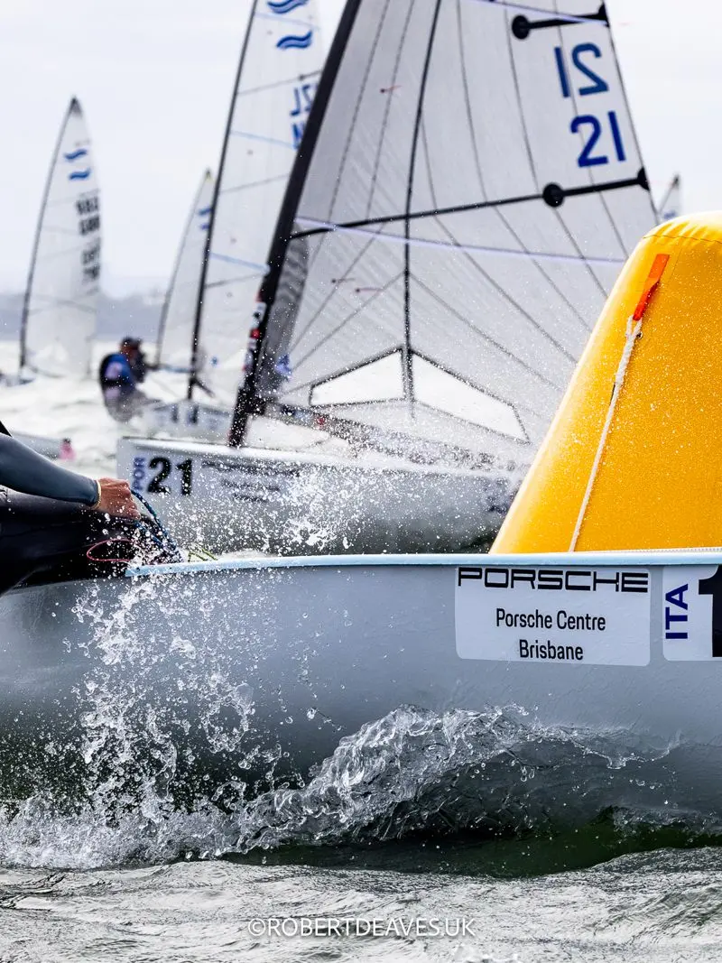 Alessandro Marega a bordo del suo Finn nelle acque australiane di Brisbane (Foto Robertdeaves.uk)