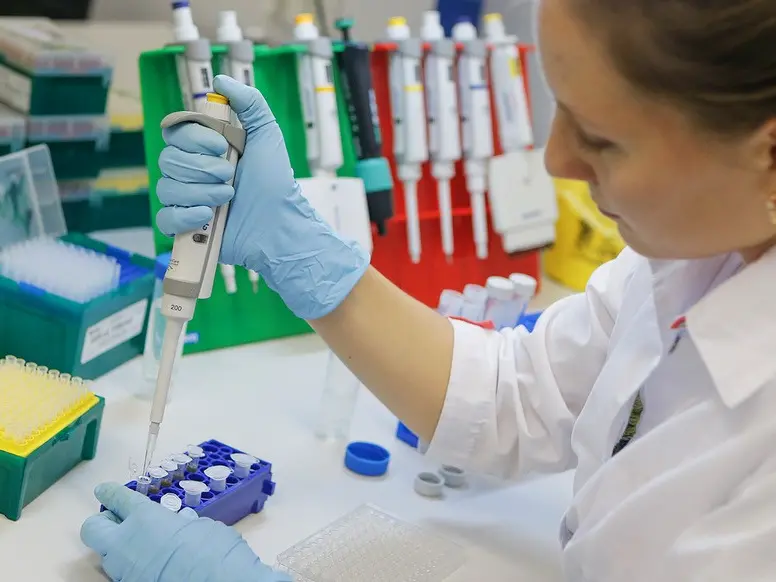 Una ricercatrice in laboratorio mentre lavora (foto tratta dal sito del Centro Gamaleya)
