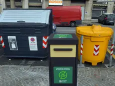 I primi raccoglitori per le capsule di caffè in plastica presentati in via Giulia (Foto Bruni)