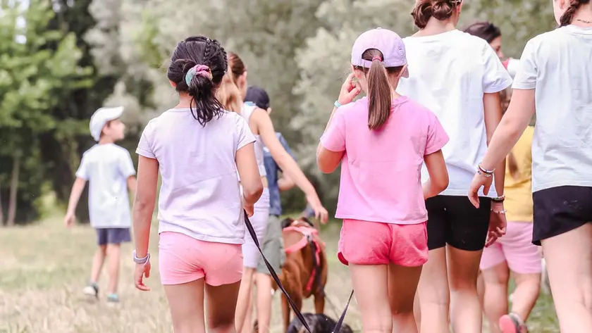 Bambine e bambini durante una gita promossa da un centro estivo