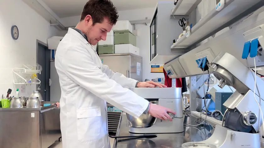 Un ricercatore di Area Science Park impegnato in laboratorio