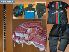 Gli indumenti sequestrati dalla polizia di Udine e utilizzati duranti gli scontri