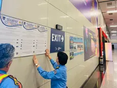 Agenti di polizia appendono poster esplicativi sulla nuova legge per gli stranieri (foto ministero interno Kosovo)