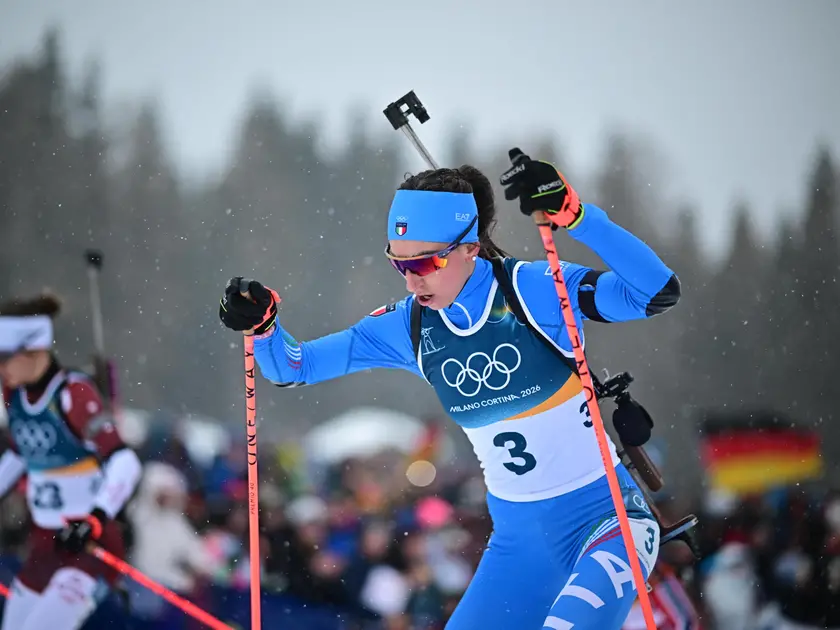 Lisa Vittozzi durante la 12,5 km alle Olimpiadi di Milano Cortina