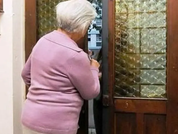 Truffa agli anziani in una foto di repertorio