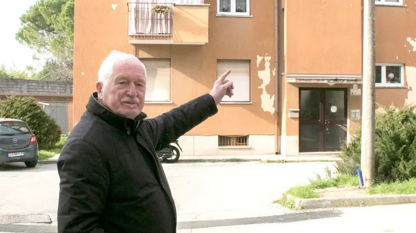 L’inquilino e vicepresidente del rione Aris Paolo Gaiardo indica il piazzale di via 24 Maggio da un mese al buio (Foto Bonaventura)