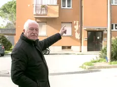 L’inquilino e vicepresidente del rione Aris Paolo Gaiardo indica il piazzale di via 24 Maggio da un mese al buio (Foto Bonaventura)