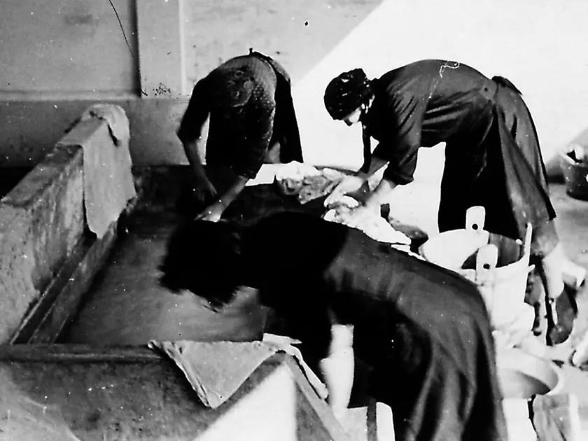 Un gruppo di donne in un lavatoio pubblico negli anni Cinquanta