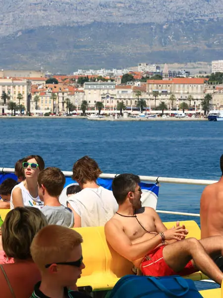 Un traghetto pieno di turisti di fronte a Spalato