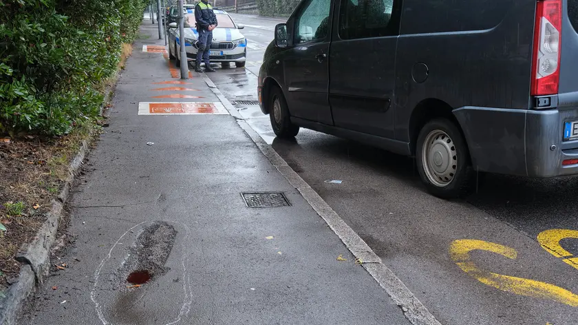 Il furgone dopo l’incidente in viale Miramare a Trieste (foto Silvano)