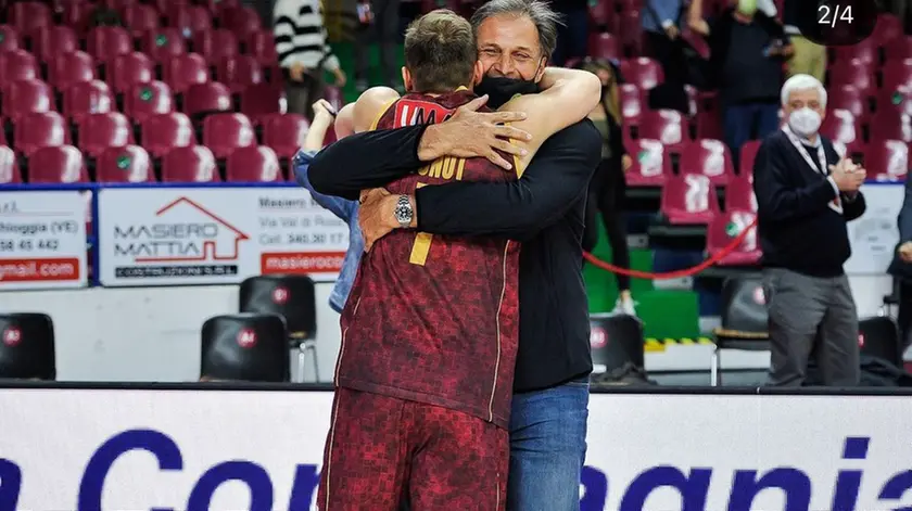 Un abbraccio tra Alberto Tonut e il figlio Stefano quando militava nella Reyer Venezia