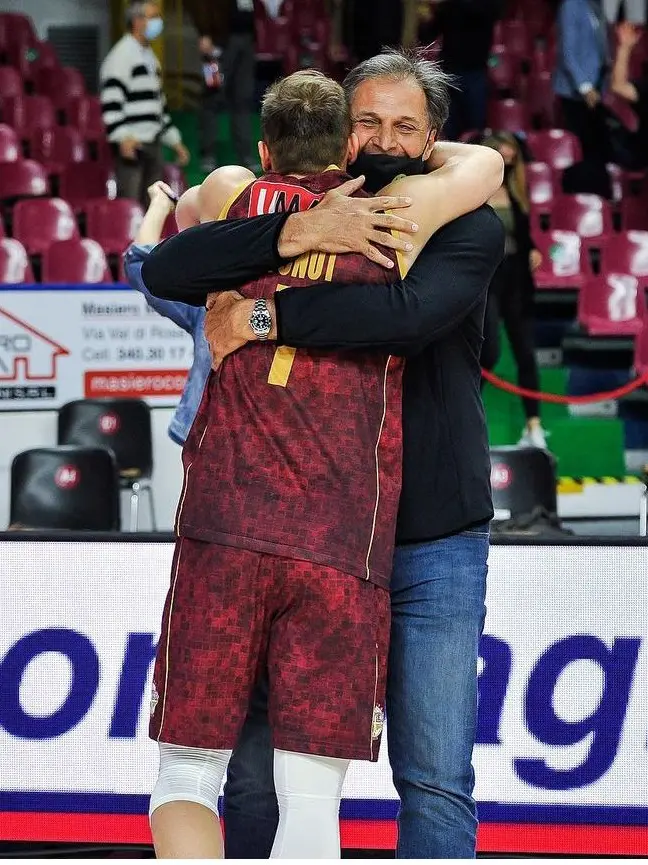 Un abbraccio tra Alberto Tonut e il figlio Stefano quando militava nella Reyer Venezia