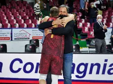 Un abbraccio tra Alberto Tonut e il figlio Stefano quando militava nella Reyer Venezia