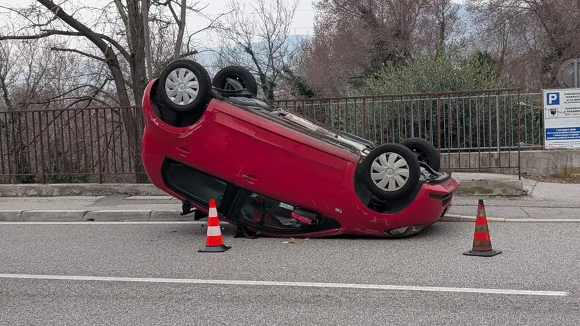 L'auto cappottata a Cattinara