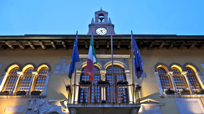 La torre in piazza Marconi a Muggia (foto Andrea Lasorte)