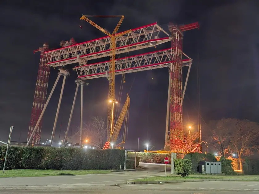 La maxi gru in allestimento a Chioggia che servirà a realizzare le mega navi a Panzano