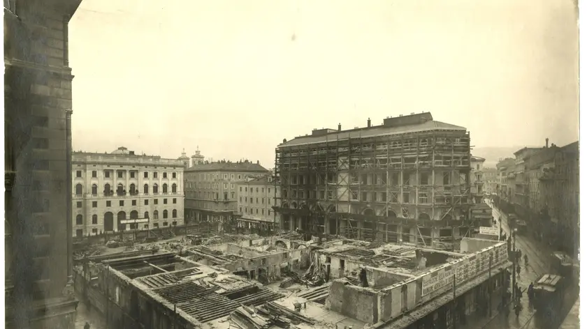 La foto del cantiere del Palazzo della Ras scattata dallo studio Wulz (Archivio Fototeca Cmsa)