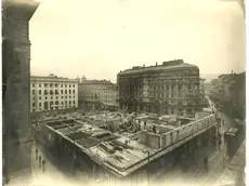 La foto del cantiere del Palazzo della Ras scattata dallo studio Wulz (Archivio Fototeca Cmsa)