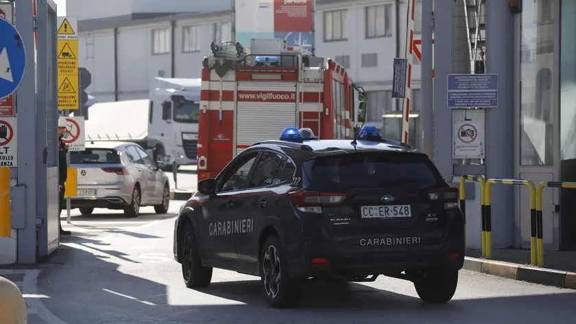 Carabinieri e vigili del fuoco a Panzano dopo l'infortunio mortale (Bonaventura)