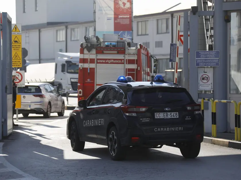 Carabinieri e vigili del fuoco a Panzano dopo l'infortunio mortale (Bonaventura)