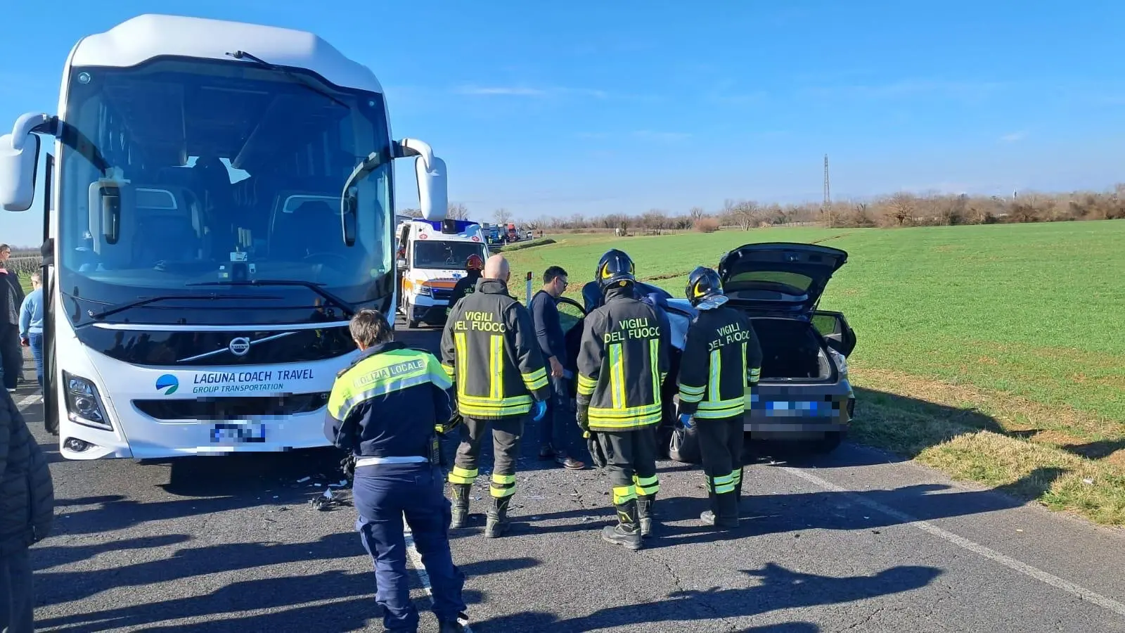 Vigili del fuoco e personale sanitario sul luogo dell'incidente a Buttrio, in provincia di Udine