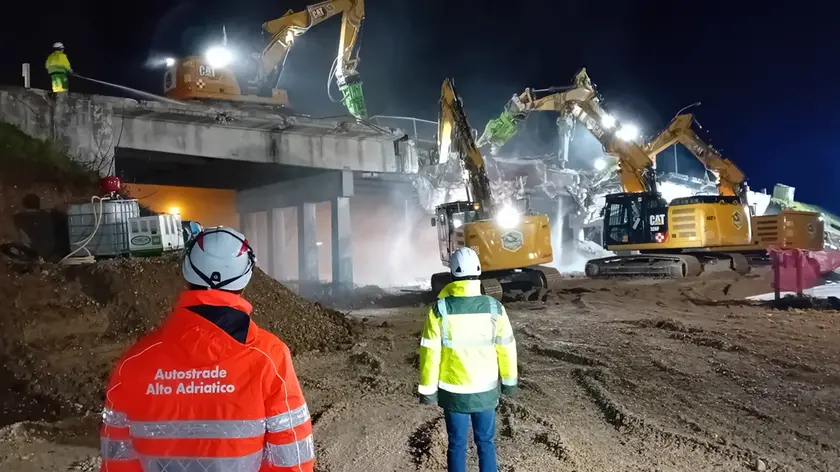 La demolizione di un vecchio viadotto sul tratto veneto dell'A4