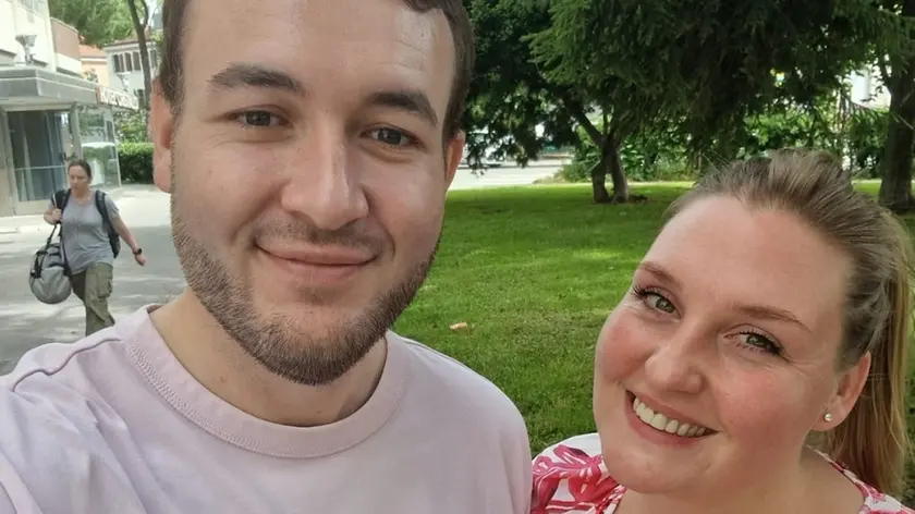 Un’immagine di Quirin Kunhert, che ha perso la vita nella frana di fango, con Jessica Hartwick