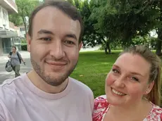 Un’immagine di Quirin Kunhert, che ha perso la vita nella frana di fango, con Jessica Hartwick