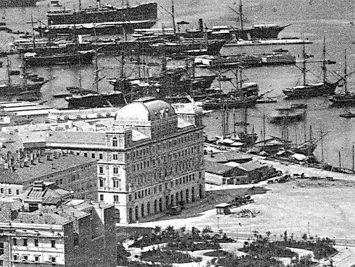 Navi davanti a piazza Unità a Trieste in un'immagine d'epoca