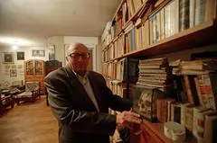 Lo storico Elio Apih (1922-2005) fotografato nella biblioteca di casa