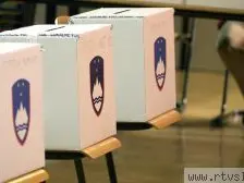 Slovenia - Urne predisposte per le elezioni comunali 2014 cehe si svolgono il 05.10.2014. Verranno eletti i sindaci di 212 comuni. Foto pubblicata il 05.10.2014