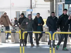 Gli operai escono dopo l’infortunio per lo sciopero (Bonaventura)