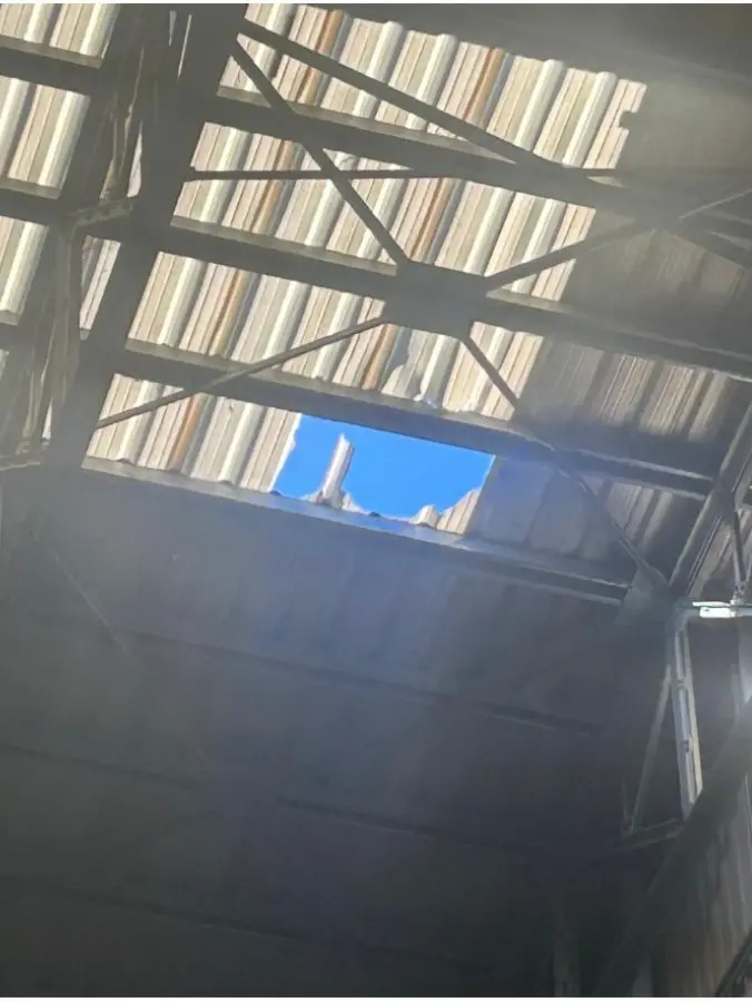 Tommaso Andreuzza e il pezzo del lucernario ceduto