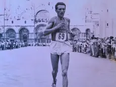 Nella foto del 1970, Pizzi è primo alla traversata di Venezia (gara nazionale)