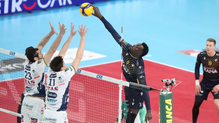 Noumory Keita, opposto del Verona, contro il muro dell’Itas Trento