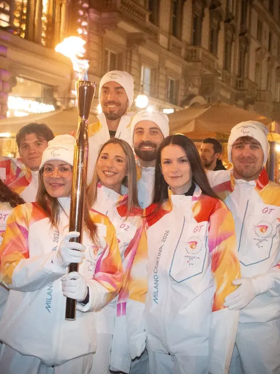 I tedofori a Milano con la torcia olimpica per l’avvio del viaggio che condurrà all’Arena di Verona