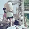 Una scena del docufilm sul terremoto in Friuli e Bruno Pizzul, voce narrante