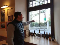 Paolo Crosilla, responsabile di “Siora Rosa” indica il vetro danneggiato