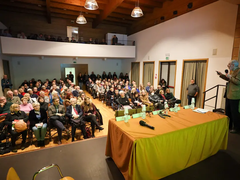 L'assemblea a San Rocco: il Comitato salute mobilitato per tutelare la sanità (foto Tibaldi)