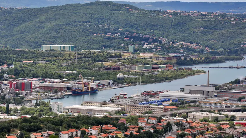 Il canale navigabile nella zona industriale di Trieste