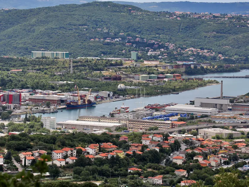 Il canale navigabile nella zona industriale di Trieste