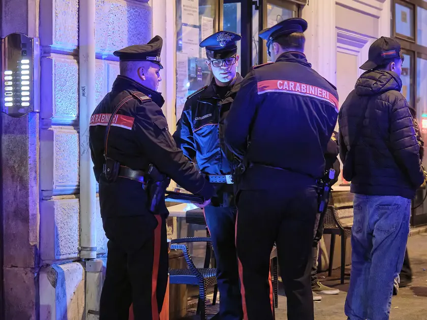 I controlli dei Carabinieri in piazza Garibaldi (foto Silvano)