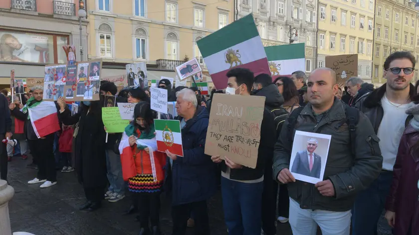 La protesta della comunità iraniana lo scorso gennaio a Trieste (foto Bruni)