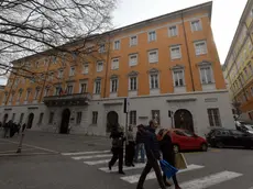 La facciata principale della Biblioteca civica di piazza Hortis a Trieste (foto Bruni)