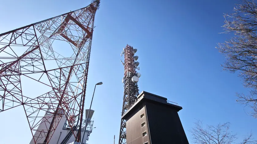 L’area del vecchio ponte radio di Banne con l’edificio da cinque piani e i tralicci (Lasorte)