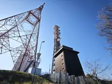 L’area del vecchio ponte radio di Banne con l’edificio da cinque piani e i tralicci (Lasorte)