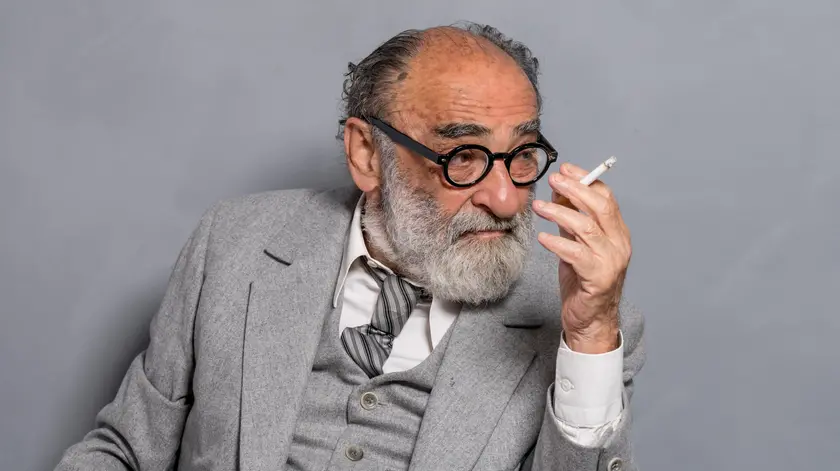 Alessandro Haber è Zeno Cosini nell’adattamento teatrale della Coscienza prodotto dallo Stabile Fvg, regia di Paolo Valerio