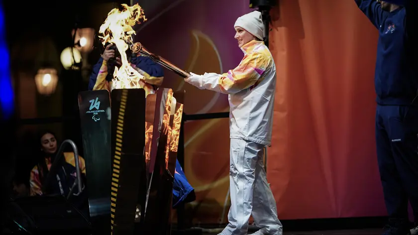 La campionessa Carlotta Gilli durante la cerimonia di passaggio (foto Ansa)