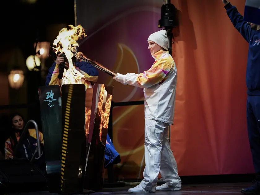 La campionessa Carlotta Gilli durante la cerimonia di passaggio (foto Ansa)